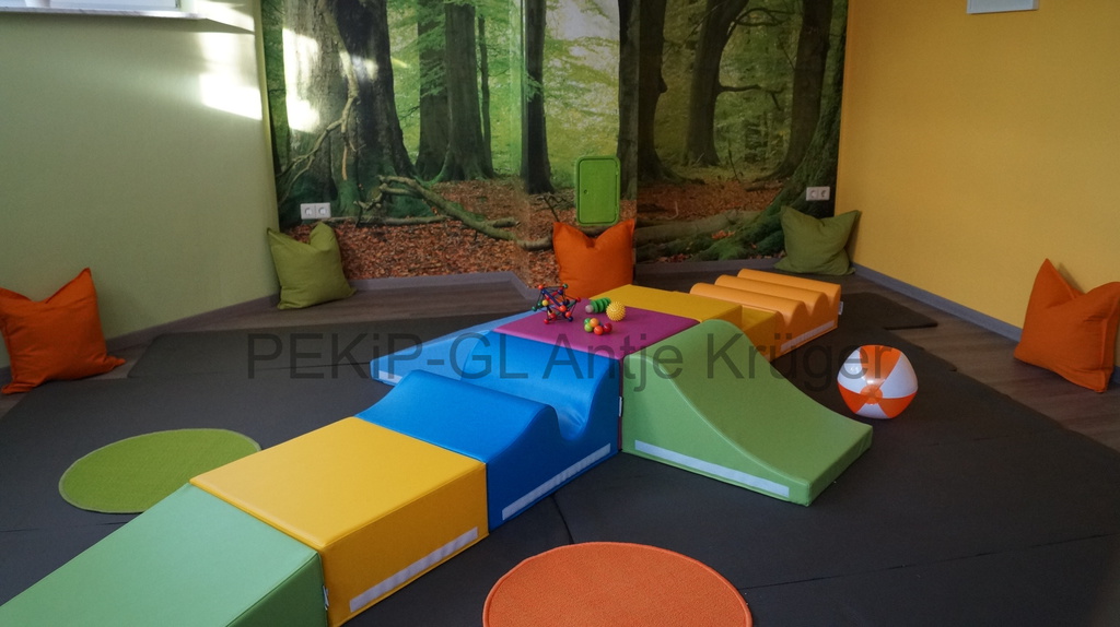 Krabbellandschaft im PEKiP-Kursraum PEKiP Kursraum Trinum: Krabbellandschaft mit weichen Matten und schiefen Ebenen für Babys im 2. Halbjahr