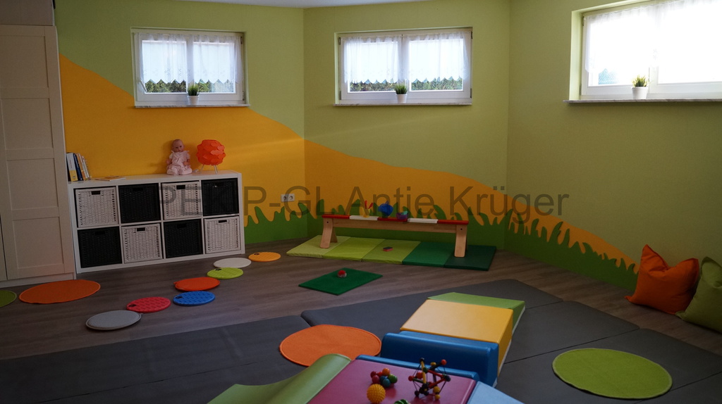 PEKiP-Kursraum mit Matten und Sitzkissen Heller PEKiP-Kursraum in Trinum mit weichen Bodenmatten und Sitzkissen für Eltern und Babys