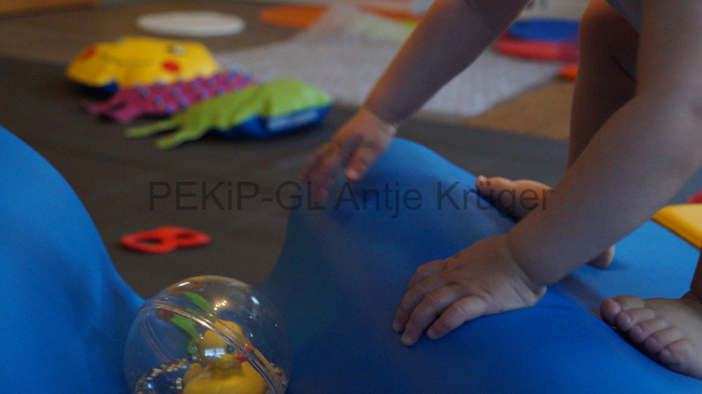 Spielmaterialien zur Sinneswahrnehmung Vielfältige Spielmaterialien zur Sinneswahrnehmung im PEKiP-Kursraum Trinum