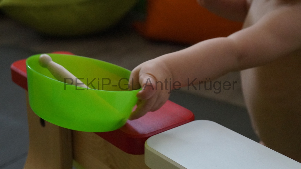 Greif- und Klangspiele für Babys Greif- und Klangspiele für Babys zur Förderung von Motorik und Hörsinn im PEKiP-Kurs