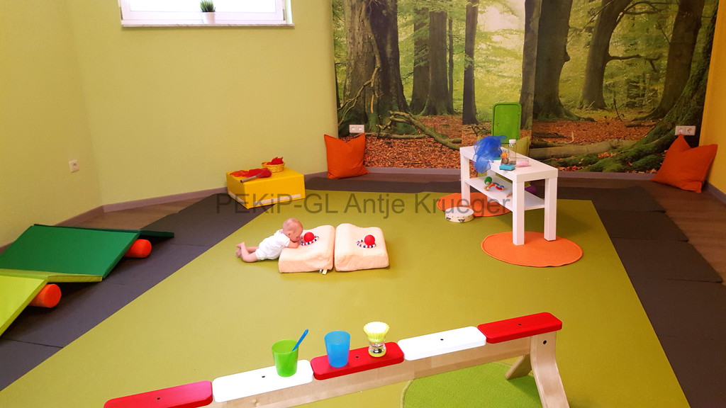 Bewegungsaufbau im dritten Vierteljahr Aufbau im dritten Vierteljahr: Bewegungslandschaft für ältere PEKiP-Babys